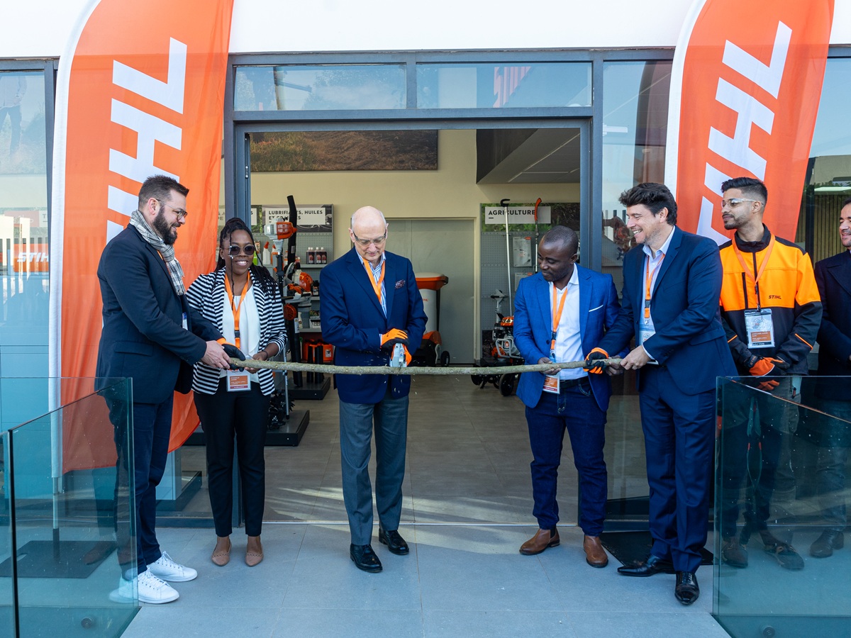 Dr. Nikolas Stihl invigde symboliskt de två nyaste STIHL-företagen i Afrika genom att hugga ner en gren.